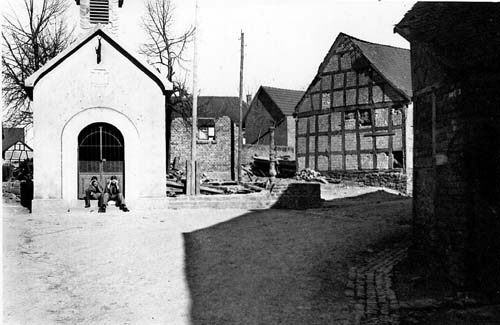 Kapelle mit Engels Scheune 2