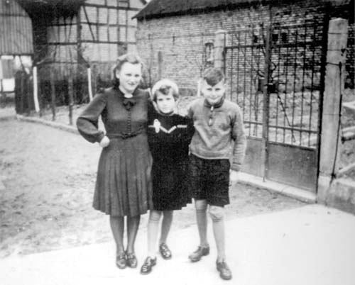 Kurscheid Karl-Heinz mit Schwestern sw