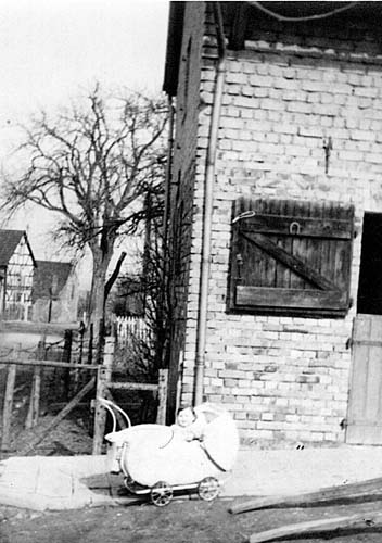 Kurscheidshof 3 mit Kinderwagen