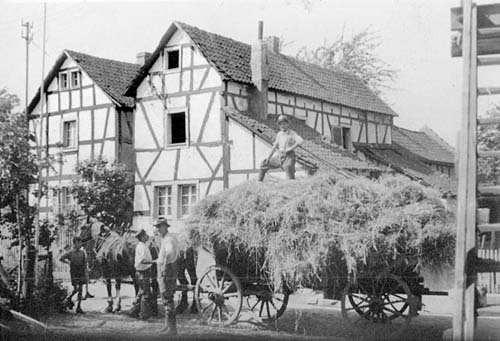 Kurscheidshof mit Erntewagen