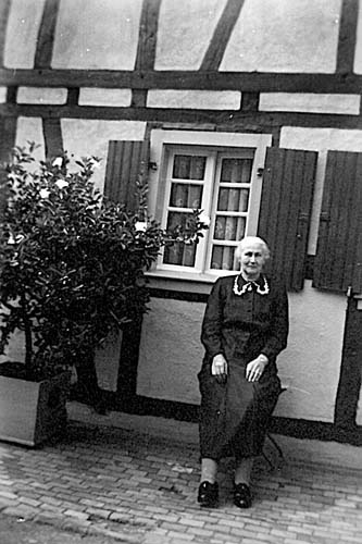 Laufenberg im Hof auf Stuhl