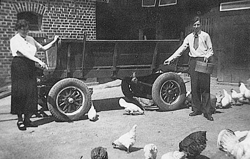 Laufenberg im Hof mit Huehnern